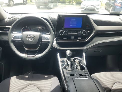 Certified 2024 Toyota Highlander LE FWD image 11