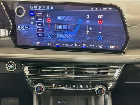 Used 2025 Chevrolet Traverse LT FWD image 24
