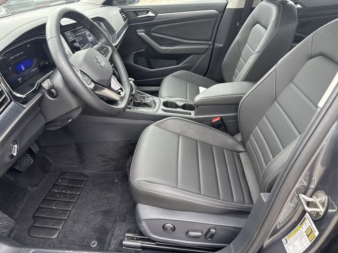 Certified 2024 Volkswagen Jetta SE w/ Panoramic Sunroof Package image 5