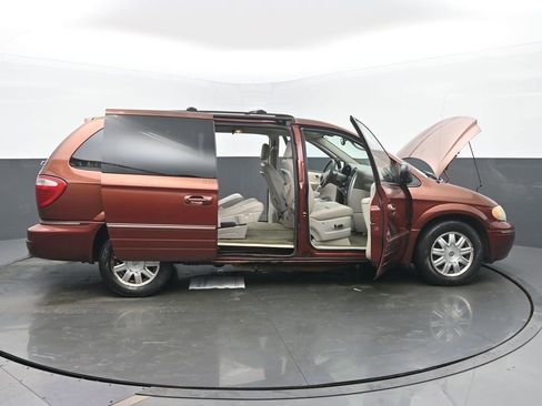 Used 2007 Chrysler Town & Country Touring w/ Luxury Group image 54