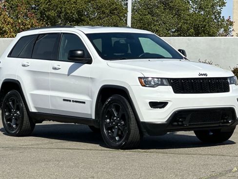 Used 2019 Jeep Grand Cherokee Laredo image 5