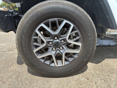 Used 2025 Jeep Wrangler Unlimited Sahara AWD/4WD image 29