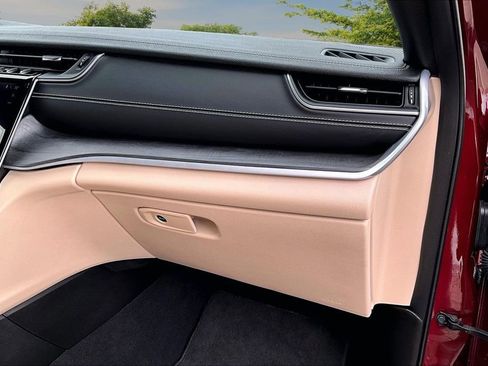 Used 2024 Jeep Grand Cherokee Limited image 16