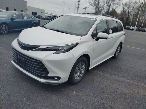 New 2026 Toyota Sienna XLE image 2