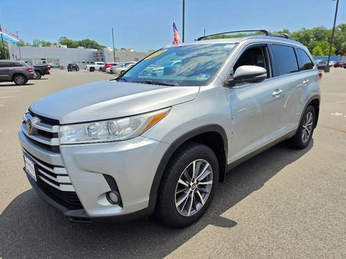 Used 2019 Toyota Highlander XLE AWD/4WD image 3