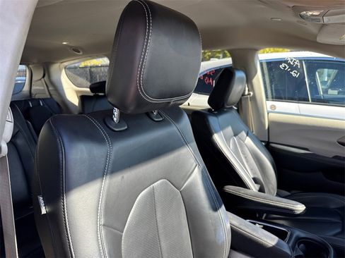 Used 2023 Chrysler Pacifica Touring-L image 3