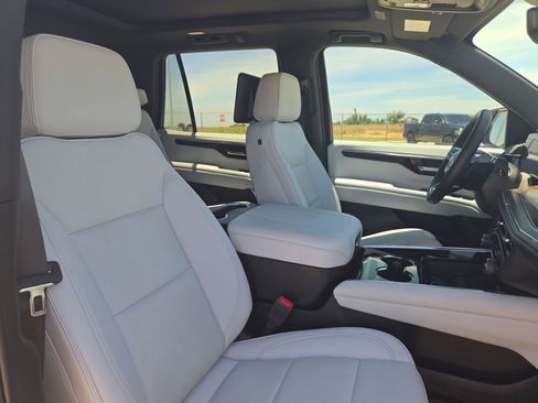 Used 2025 Chevrolet Tahoe Premier AWD/4WD image 28