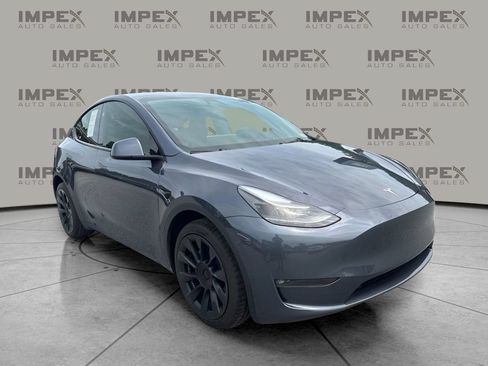 Used 2023 Tesla Model Y AWD image 4