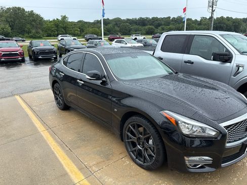 Used 2019 INFINITI Q70 Luxe AWD/4WD image 2