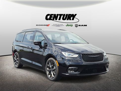 Used 2025 Chrysler Pacifica Limited FWD image 1