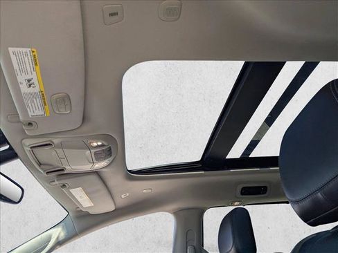 Used 2018 Chrysler Pacifica Limited w/ Advanced Safetytec Group FWD image 16