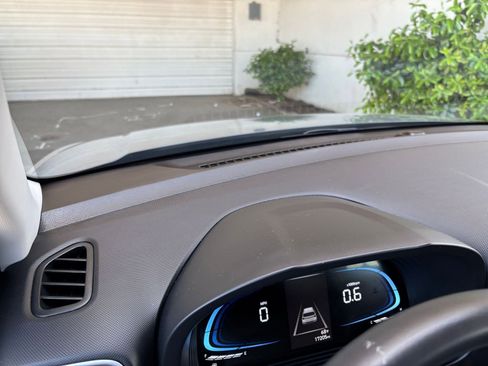 Used 2025 Hyundai Venue SEL FWD image 35
