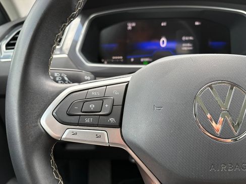 Used 2023 Volkswagen Tiguan SE w/ Panoramic Sunroof Package FWD image 15