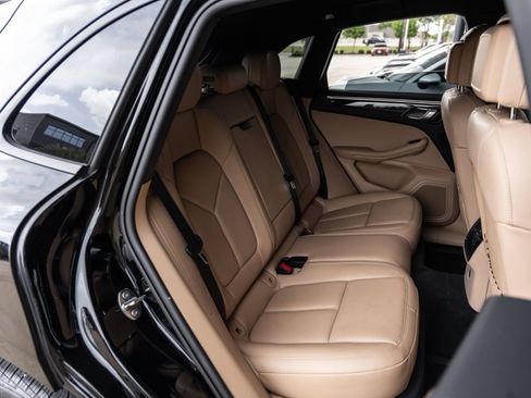 Certified 2024 Porsche Macan AWD/4WD image 38