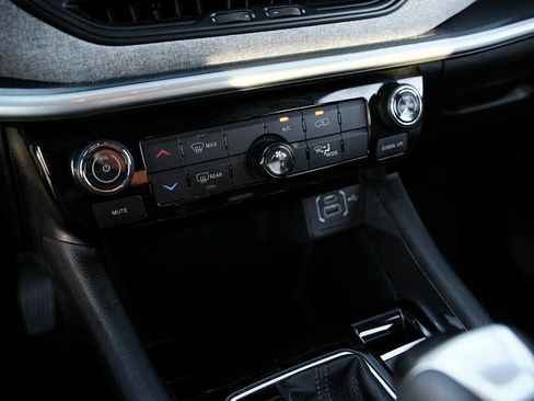 Used 2024 Jeep Compass Sport image 18