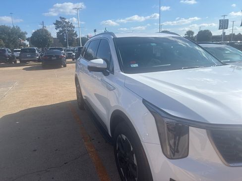 Certified 2025 Kia Sorento S image 1