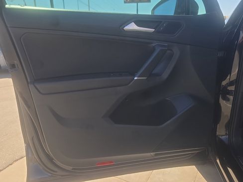 Used 2020 Volkswagen Tiguan SE w/ Panoramic Sunroof Package FWD image 8
