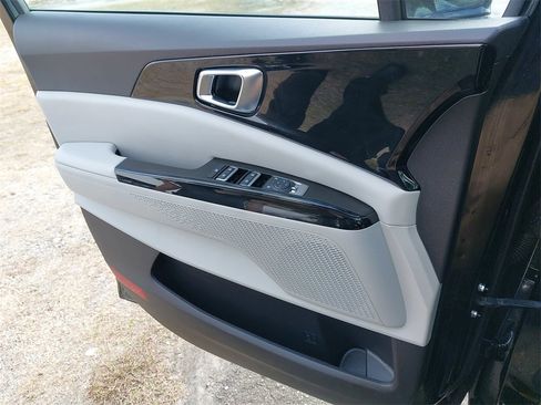 Used 2022 Kia Carnival EX image 23