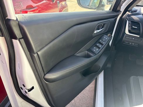 Used 2025 Nissan Rogue SV image 18