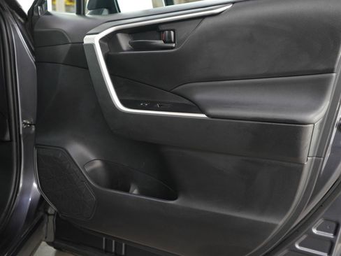 Used 2021 Toyota RAV4 LE AWD/4WD image 9