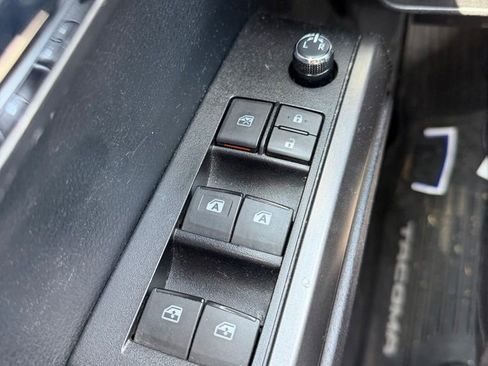 Used 2018 Toyota Tacoma TRD Sport w/ Technology Package AWD/4WD image 19