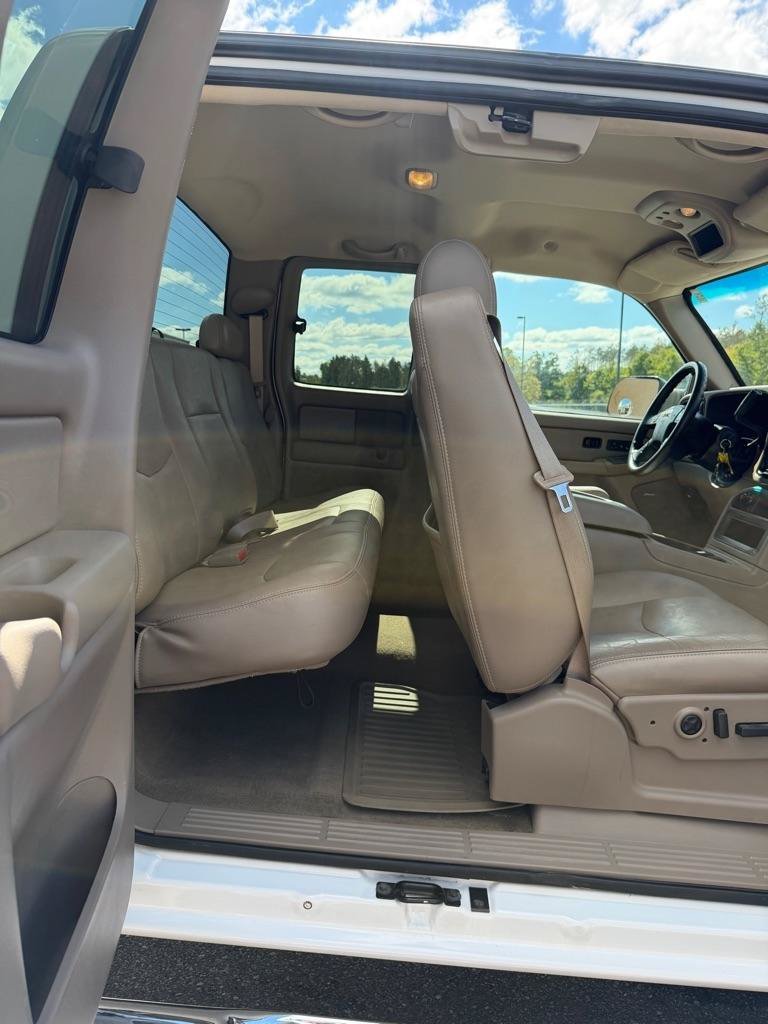 Used 2004 GMC Sierra 3500 SLT w/ Heavy-Duty Power Package AWD/4WD image 16