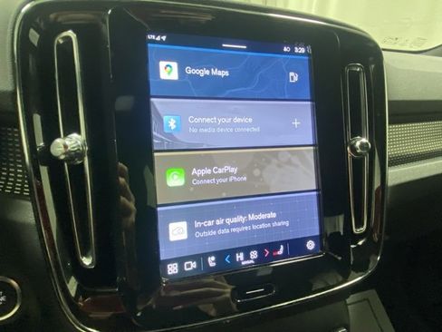 Used 2025 Volvo XC40 B5 Plus image 17