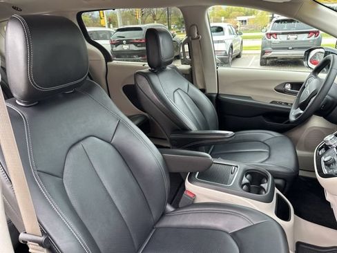 Used 2024 Chrysler Pacifica Touring-L FWD image 16