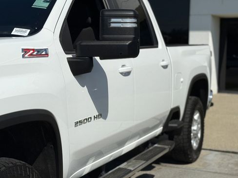 Used 2024 Chevrolet Silverado 2500 LT AWD/4WD image 3