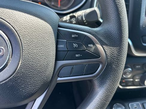 Used 2019 Jeep Cherokee Latitude w/ Popular Appearance Group AWD/4WD image 20