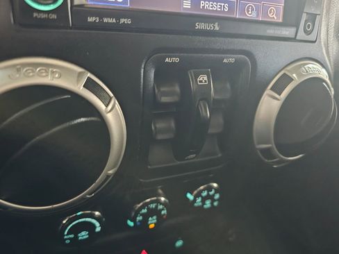 Used 2012 Jeep Wrangler Unlimited Rubicon w/ Connectivity Group image 33