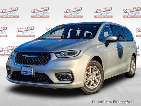 Used 2023 Chrysler Pacifica Touring-L FWD image 1