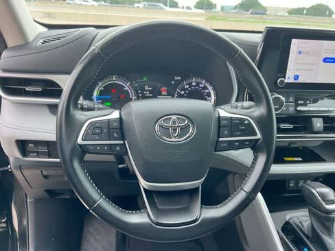 Used 2023 Toyota Highlander XLE FWD image 17