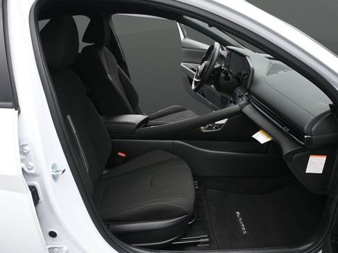Used 2025 Hyundai Elantra SEL FWD image 19