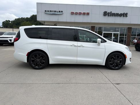 Used 2019 Chrysler Pacifica Touring Plus FWD image 2