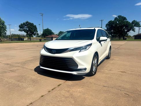 Used 2021 Toyota Sienna Limited image 4