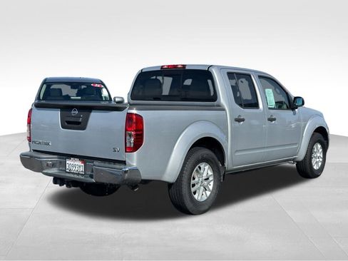 Used 2015 Nissan Frontier SV image 3