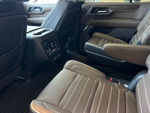 Used 2025 GMC Yukon Denali Ultimate AWD/4WD image 13