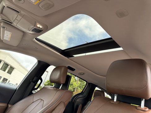 Used 2019 Chrysler Pacifica Limited FWD image 28