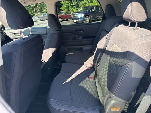 Used 2024 Nissan Pathfinder S image 15