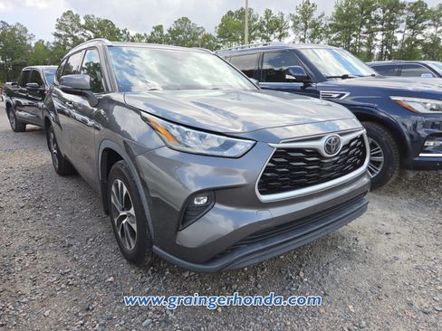 Used 2020 Toyota Highlander XLE AWD/4WD image 5
