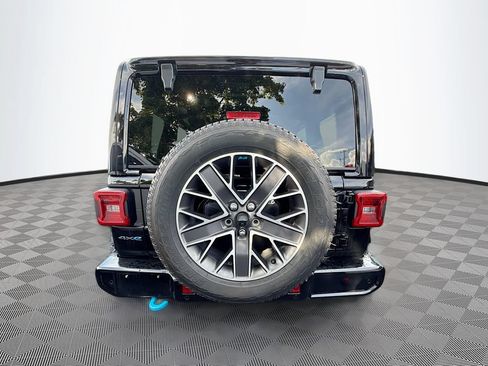 Used 2023 Jeep Wrangler Unlimited Sahara AWD/4WD image 7