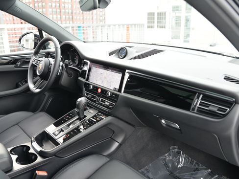 Certified 2025 Porsche Macan image 24