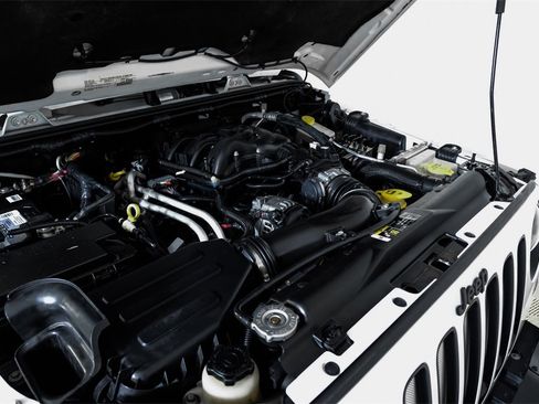 Used 2017 Jeep Wrangler Sahara image 37