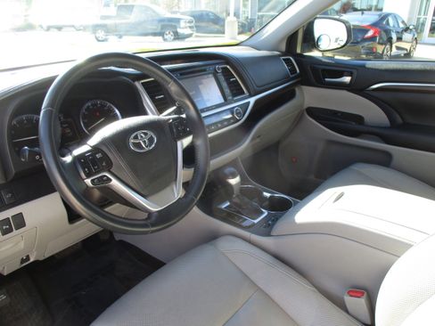 Used 2016 Toyota Highlander Limited image 15