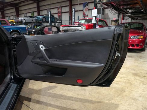 Used 2007 Chevrolet Corvette Coupe w/ Performance Package RWD image 34