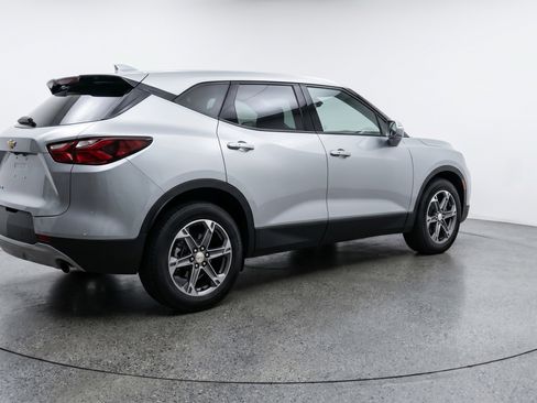 Used 2025 Chevrolet Blazer LT FWD image 9