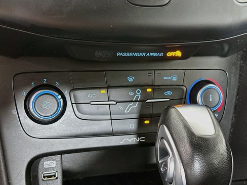 Used 2015 Ford Focus SE FWD image 22