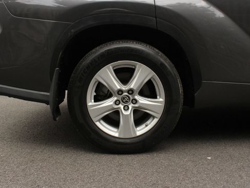 Used 2021 Toyota Highlander LE AWD/4WD image 5