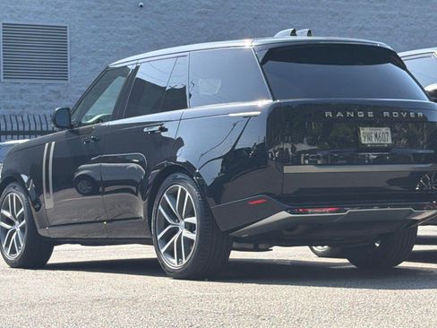 Used 2024 Land Rover Range Rover SE AWD/4WD image 3